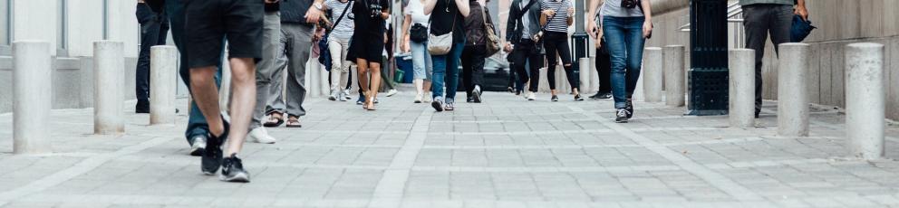Gente andando por una calle 