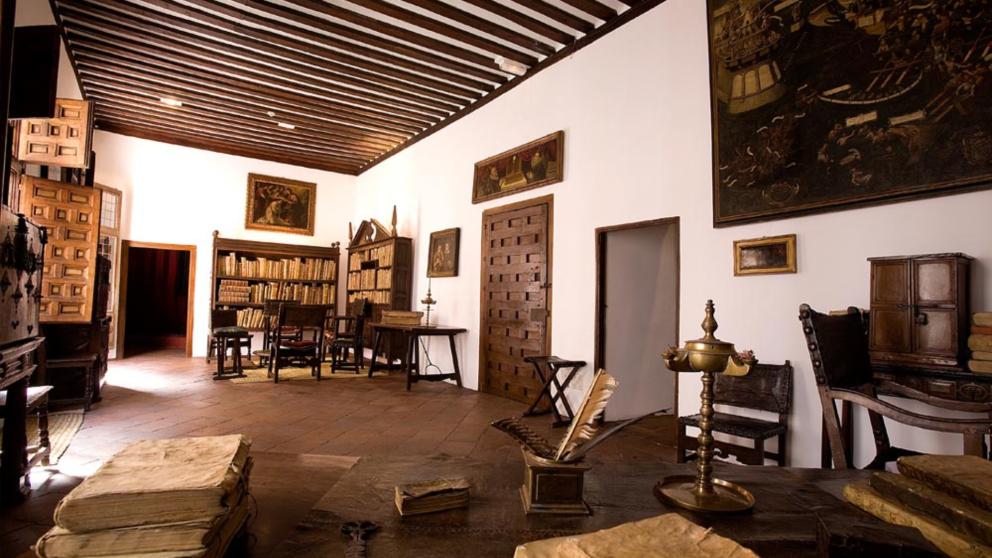 Sillas, estanterías y libros antiguos en una habitación antigua
