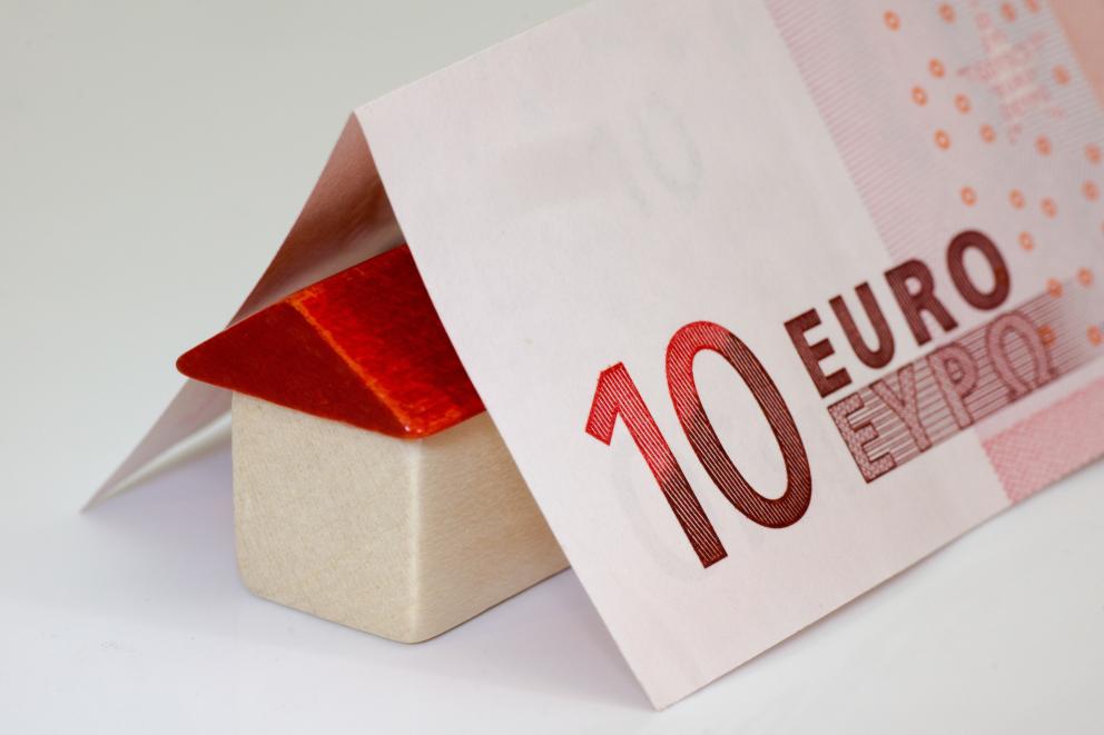Imagen de casa de madera con billete