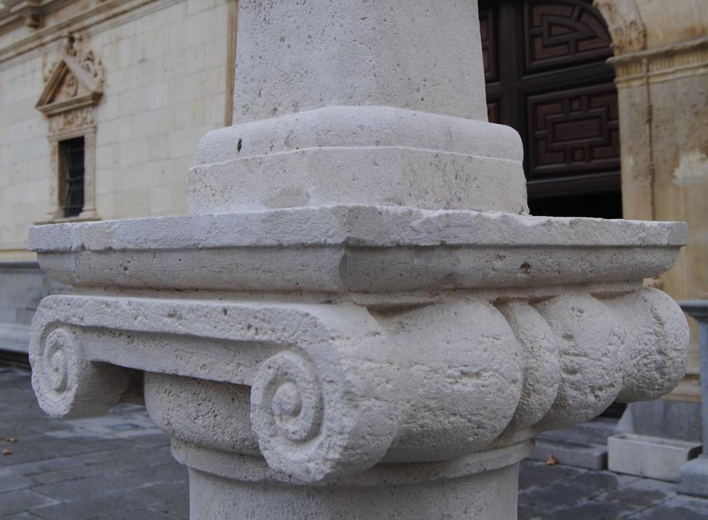 Columnas y cadenas en la plaza de San Diego en Alcalá de Henares antes de la restauración