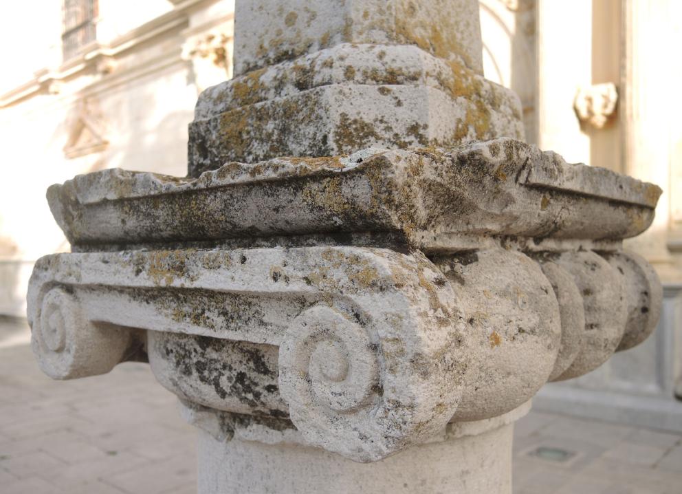 Columnas y cadenas en la plaza de San Diego en Alcalá de Henares antes de la restauración
