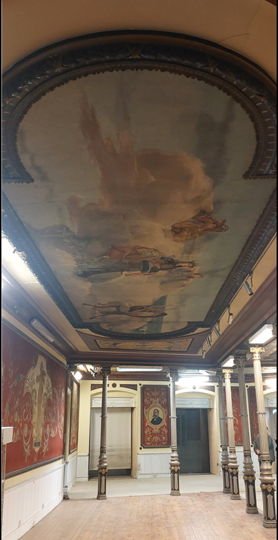 salón columnado con pinturas murales sobre música 