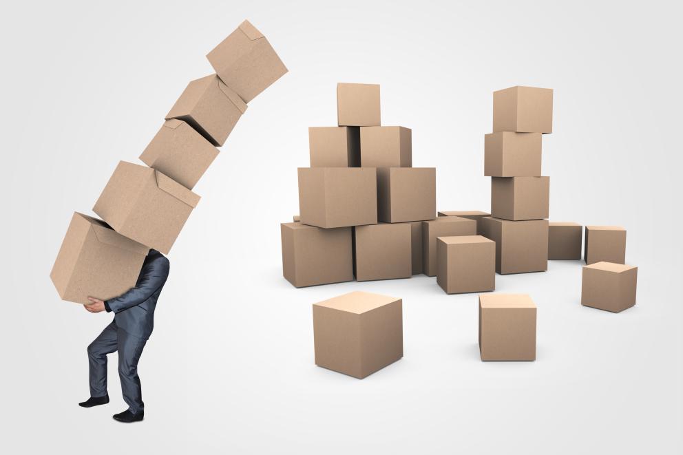 imagen de un muñeco llevando cajas de mudanza