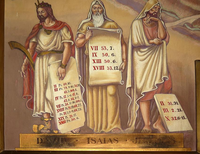 Pintura mural representando tres personajes masculinos togados sobre un pedestal