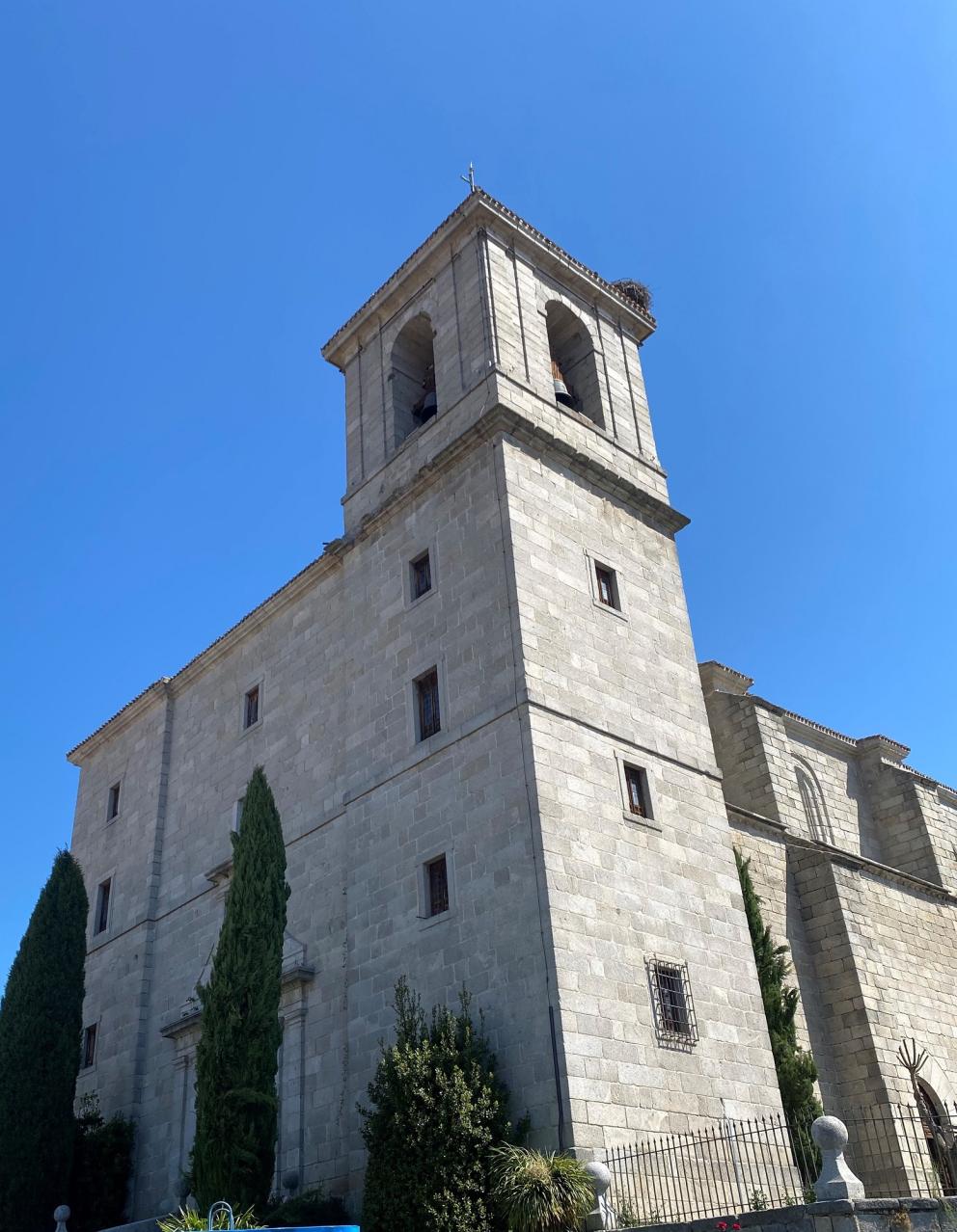 imagen de una iglesia con torre campanario rectangular