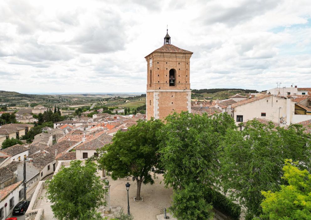 imagen de campanario cuadrangular con reloj