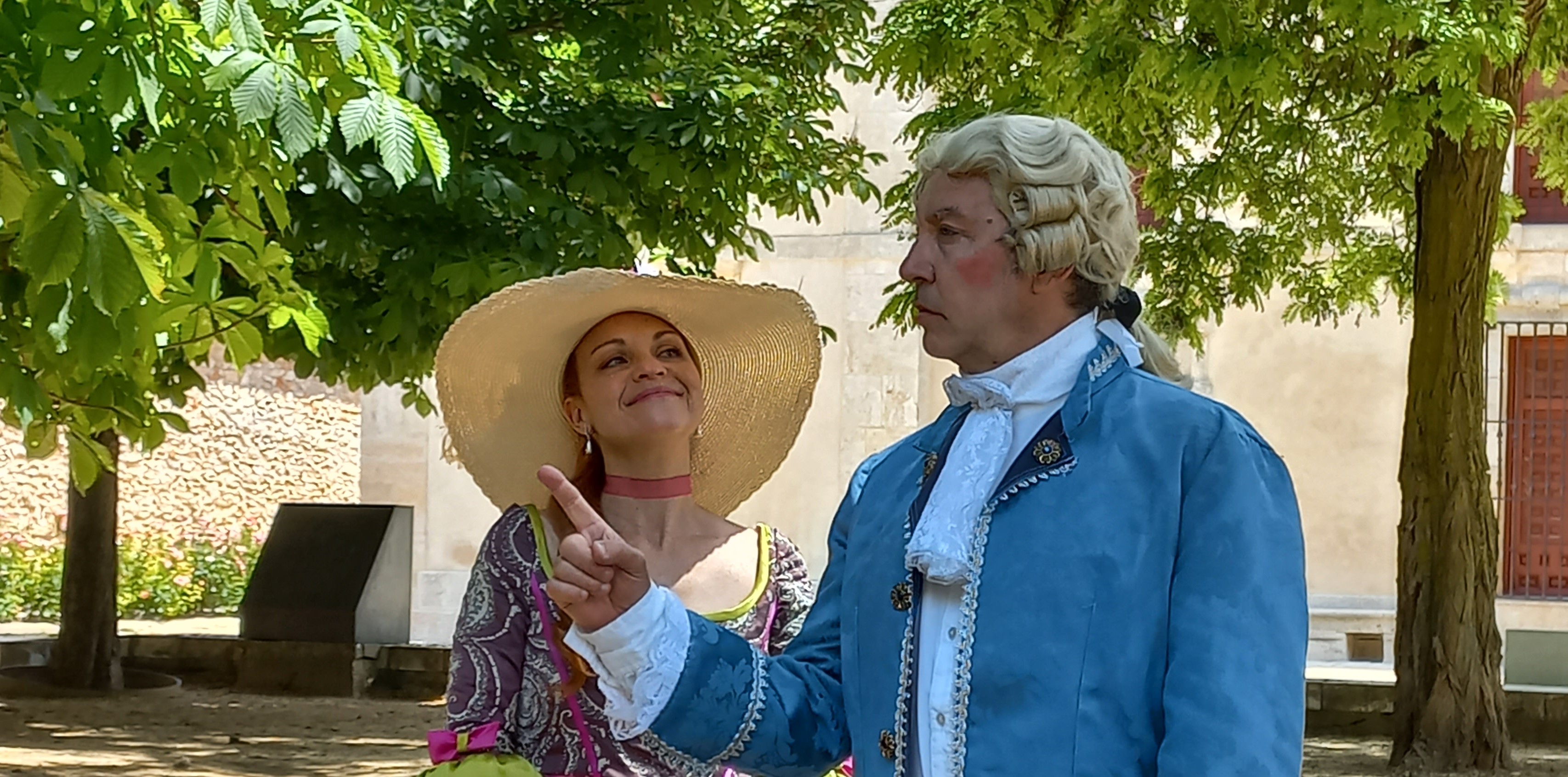 Pareja con trajes de época