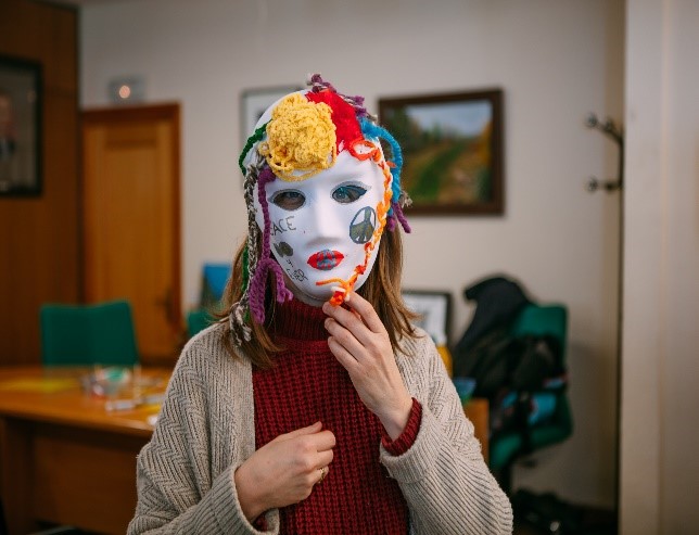 Mujer con máscara de carnaval