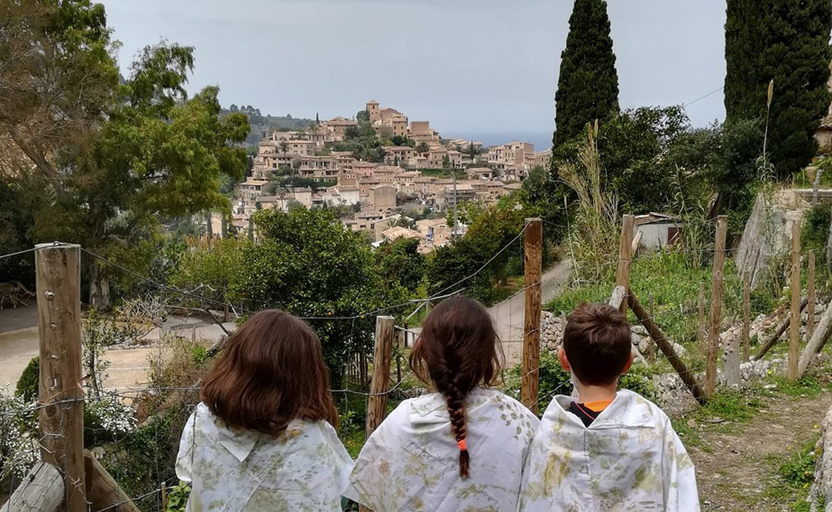 Tres jóvenes contemplando un paisaje