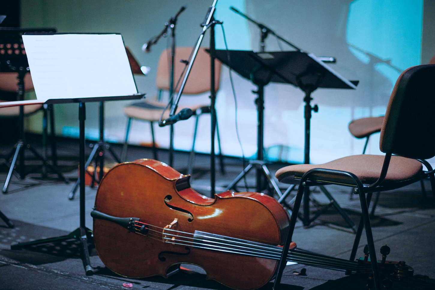 Violonchelo apoyado en el suelo de un escenario