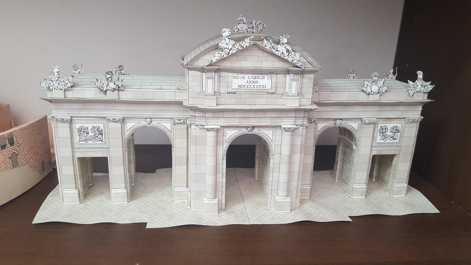 Maqueta de la Puerta de Alcalá en papel