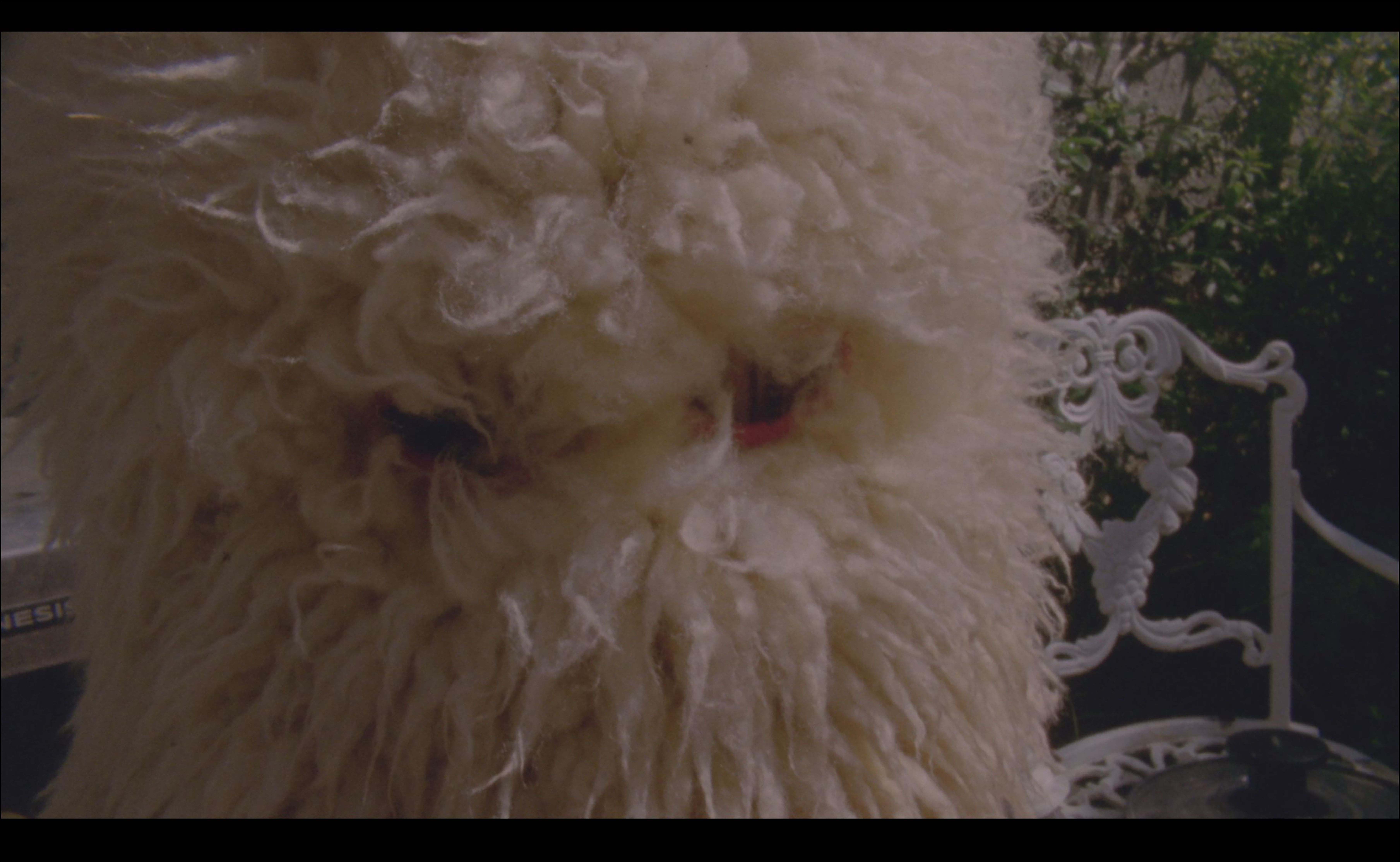 Leisiure Utopic. Beatrice Gibson Imagen de una persona con una máscara cubierta de vellones de lana