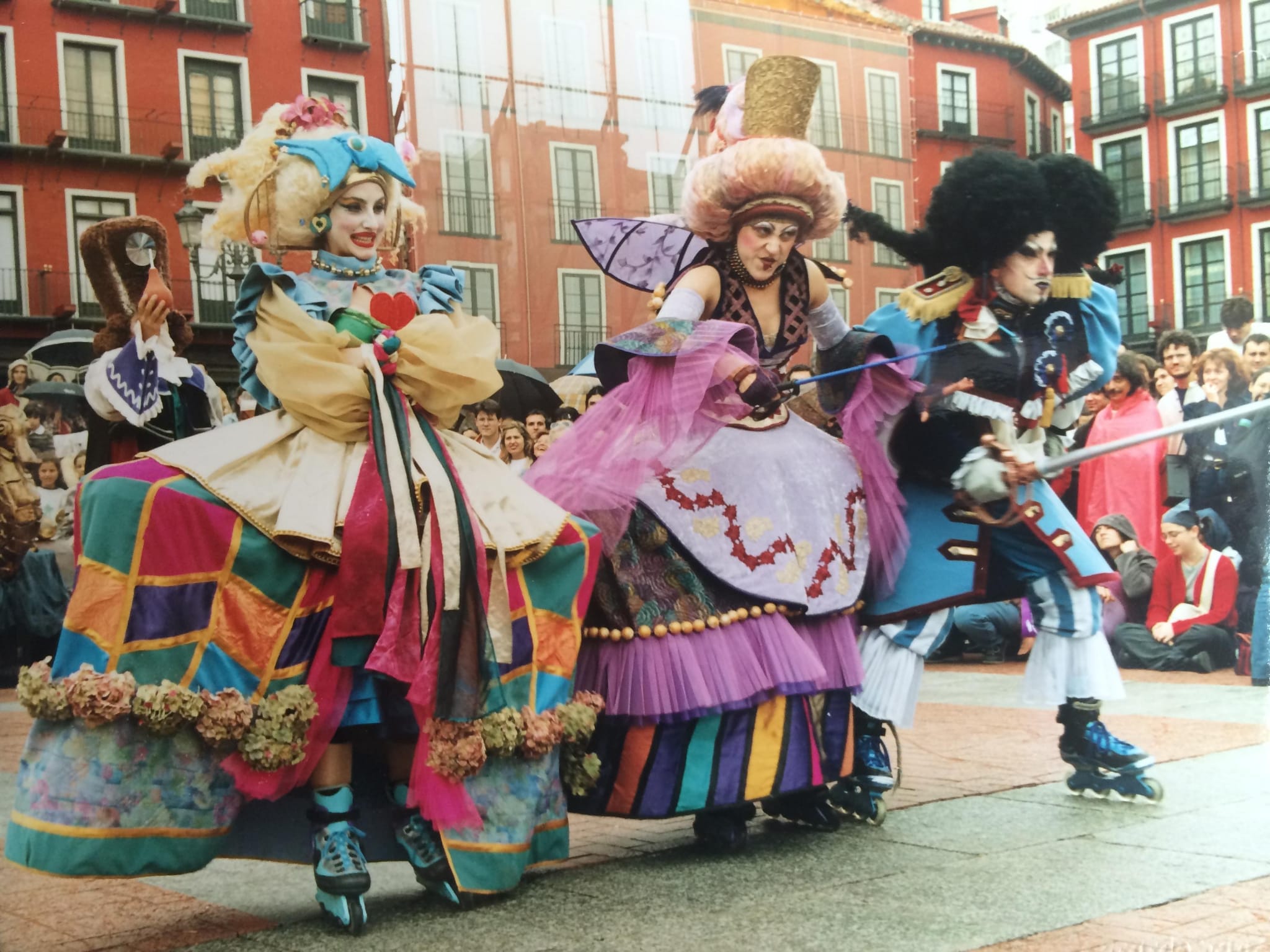 3 patinadores disfrazados con trajes de época