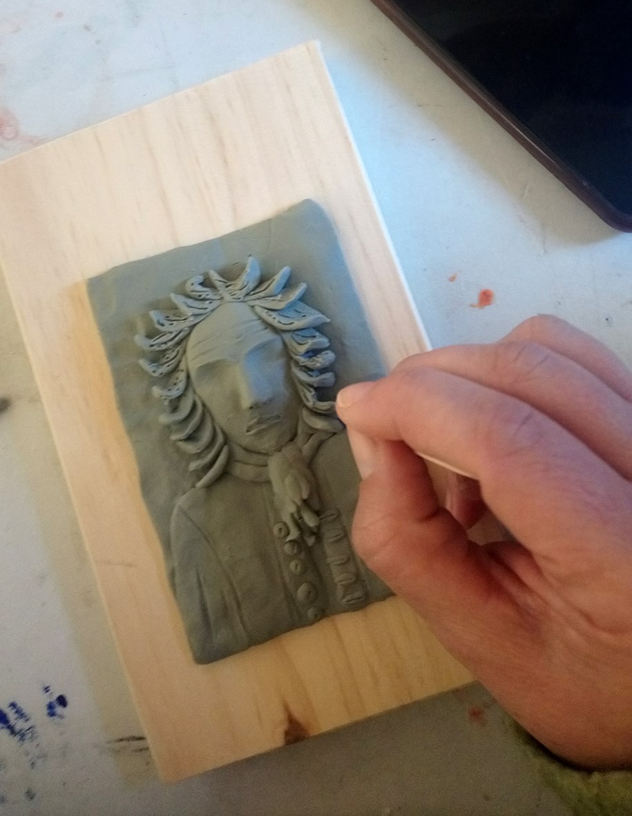 Mano trabajando con arcilla