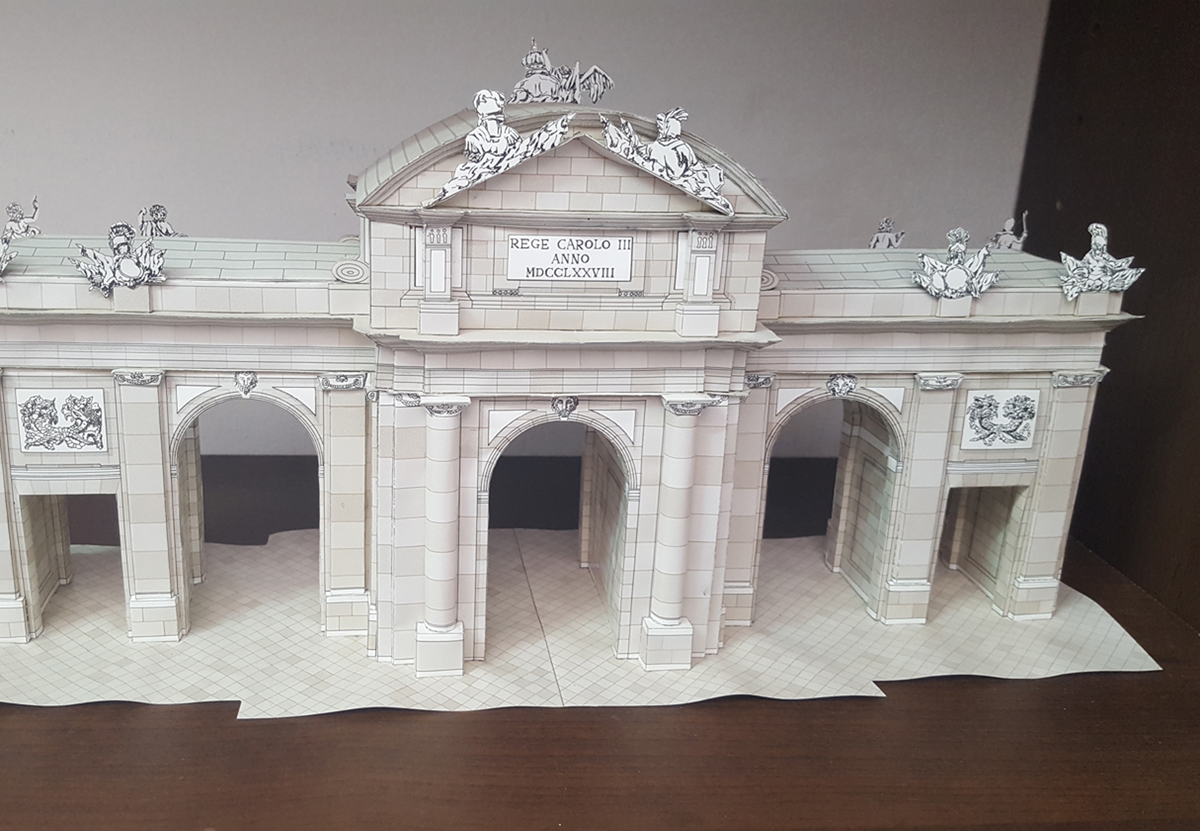 Maqueta en papel de la puerta de Alcalá