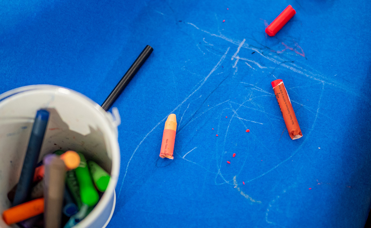 Lápices y pinturas sobre una mesa