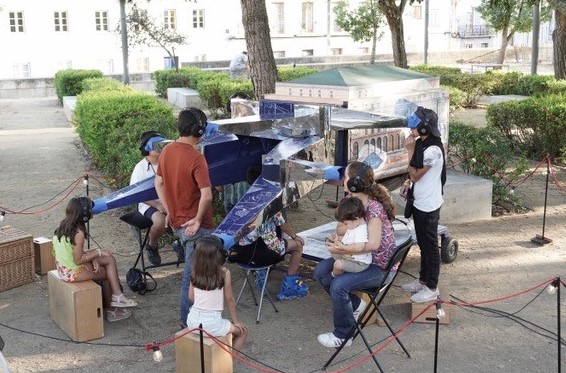 Varios niños y niñas jugando