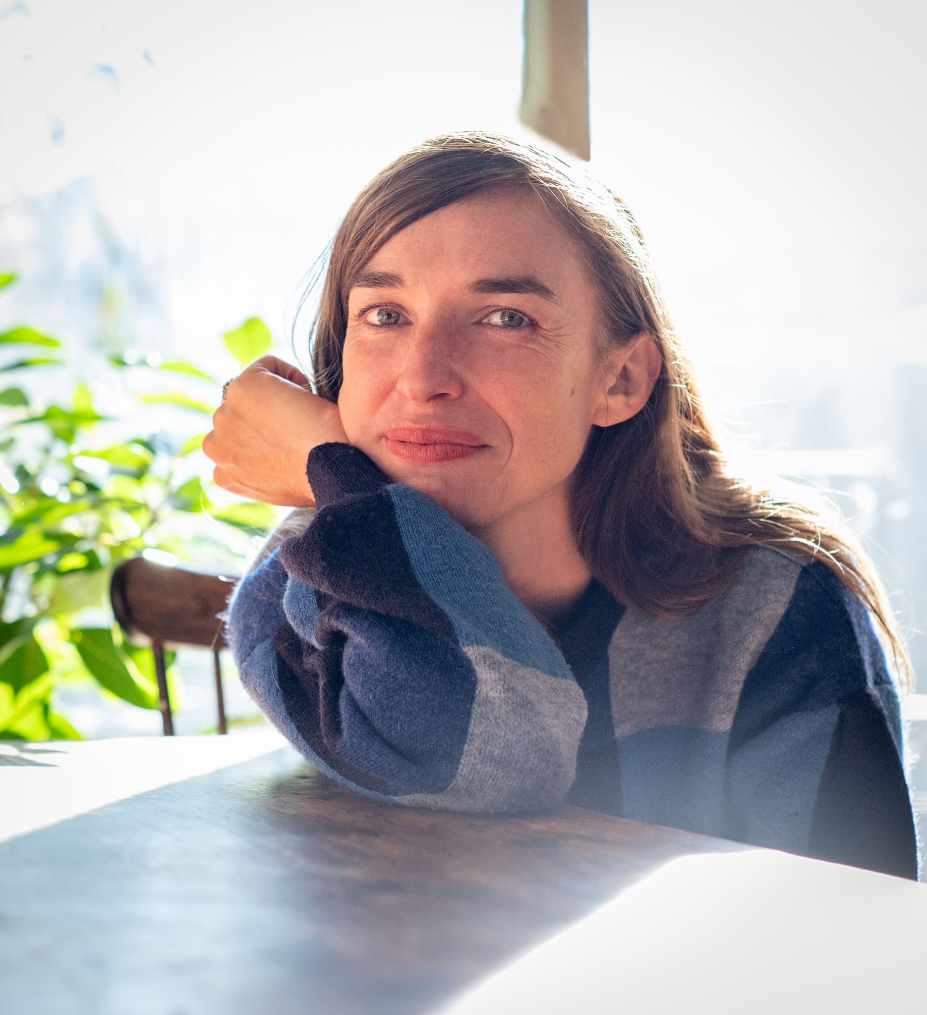 Violeta Gil. Fotografía: Erin Kiernan Retrato en primer plano de una mujer joven mirando a cámara