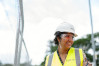 Imagen mujer con casco de protección