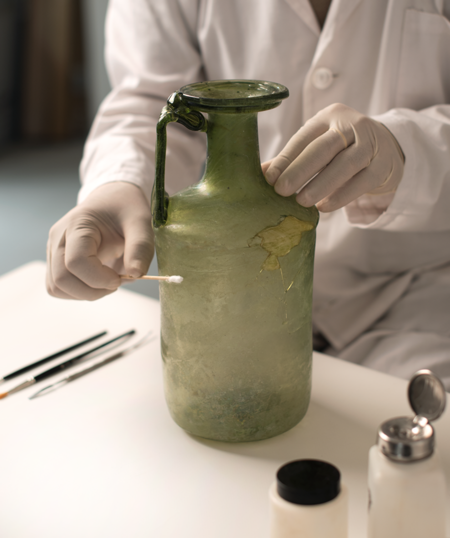 Restaurador trabajando en la restauración de una pieza arqueológica