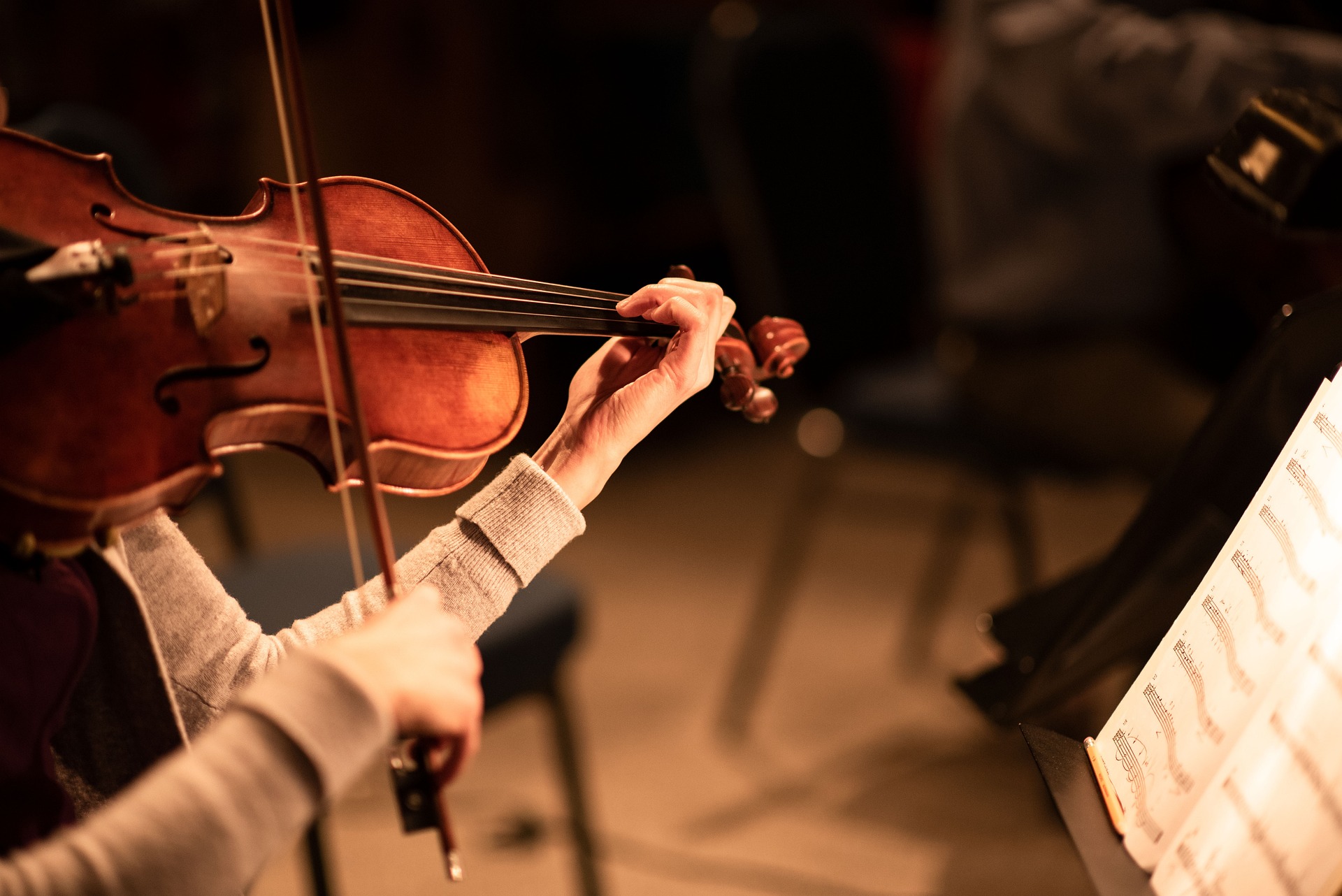 Detalle de unas manos tocando un violín