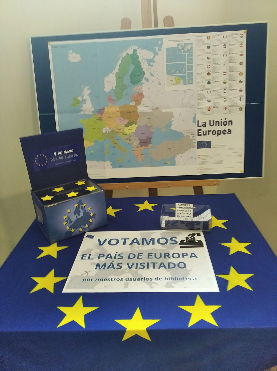 Mapa y bandera de la UE y urna para votar