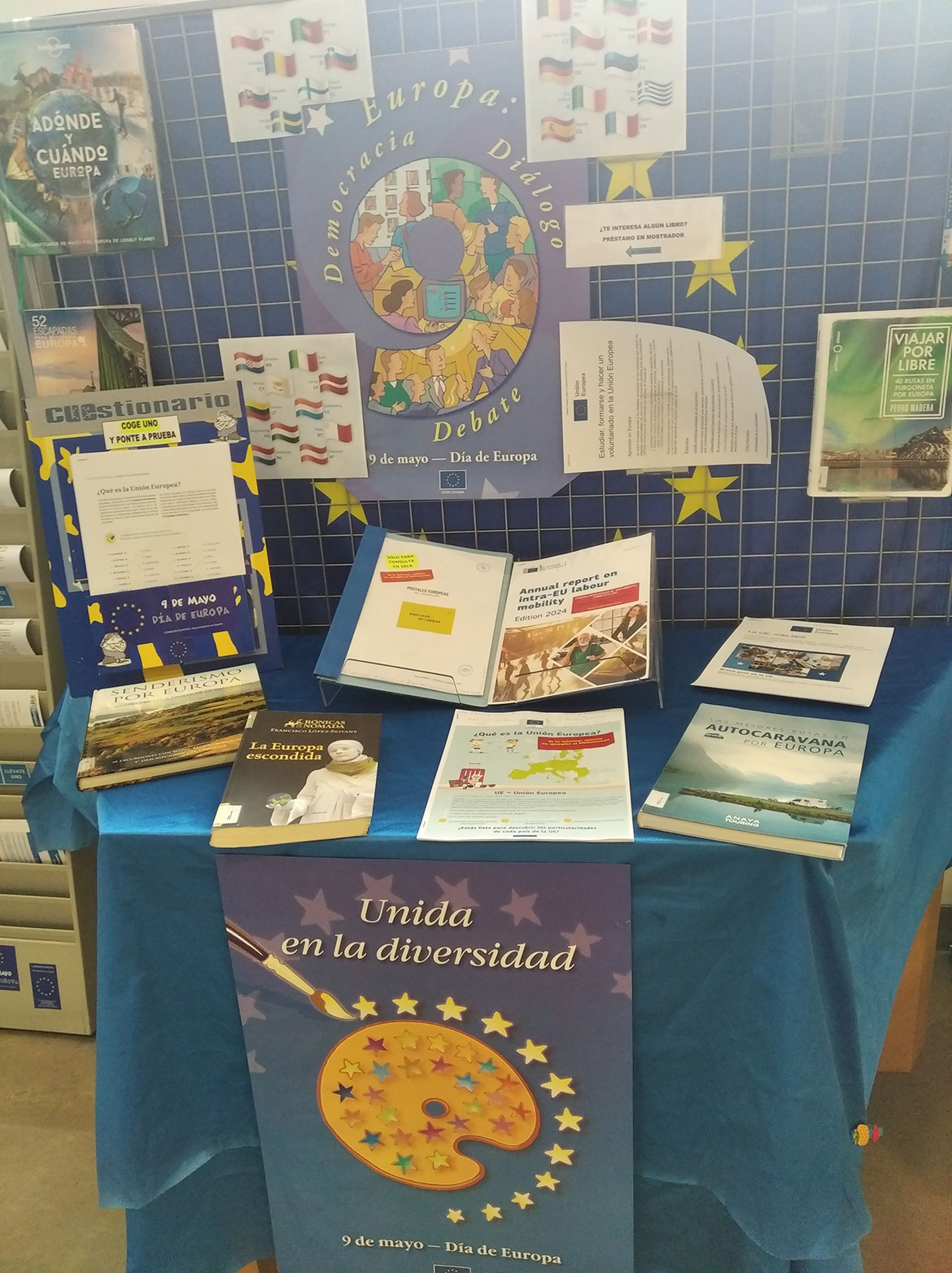 Mesa con libros sobre la UE