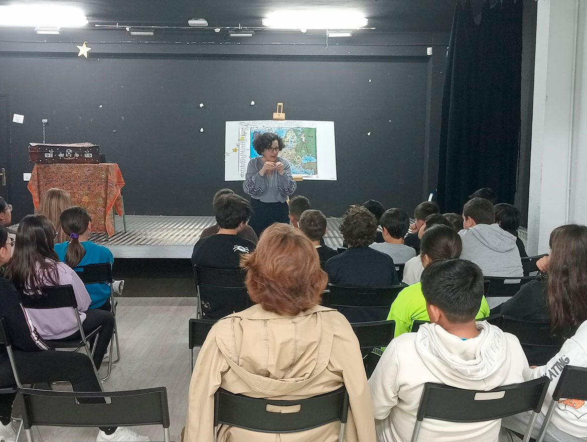 Ponente impartiendo una charla a unos jóvenes en una biblioteca