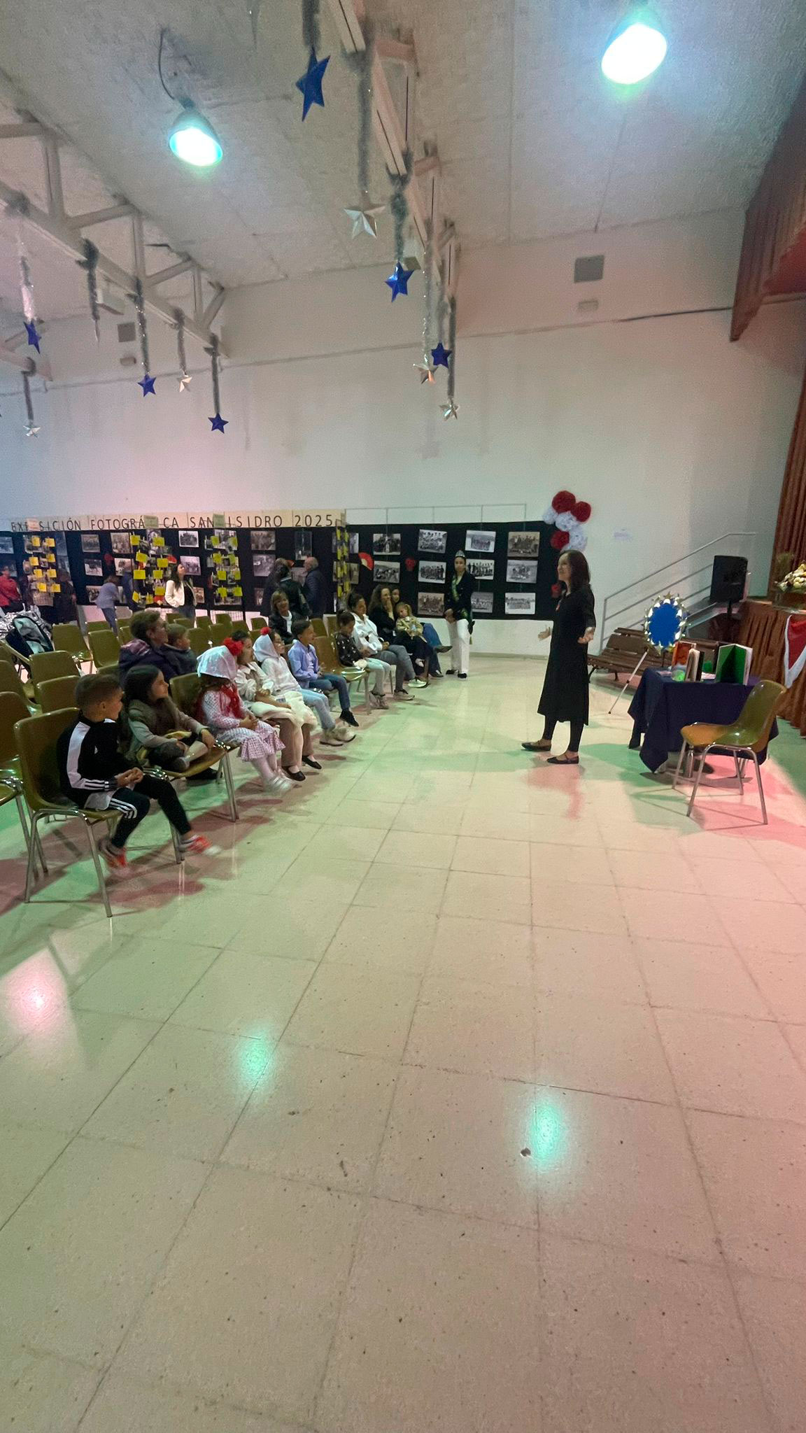 Mujer contando un cuento a un grupo de niños sentados