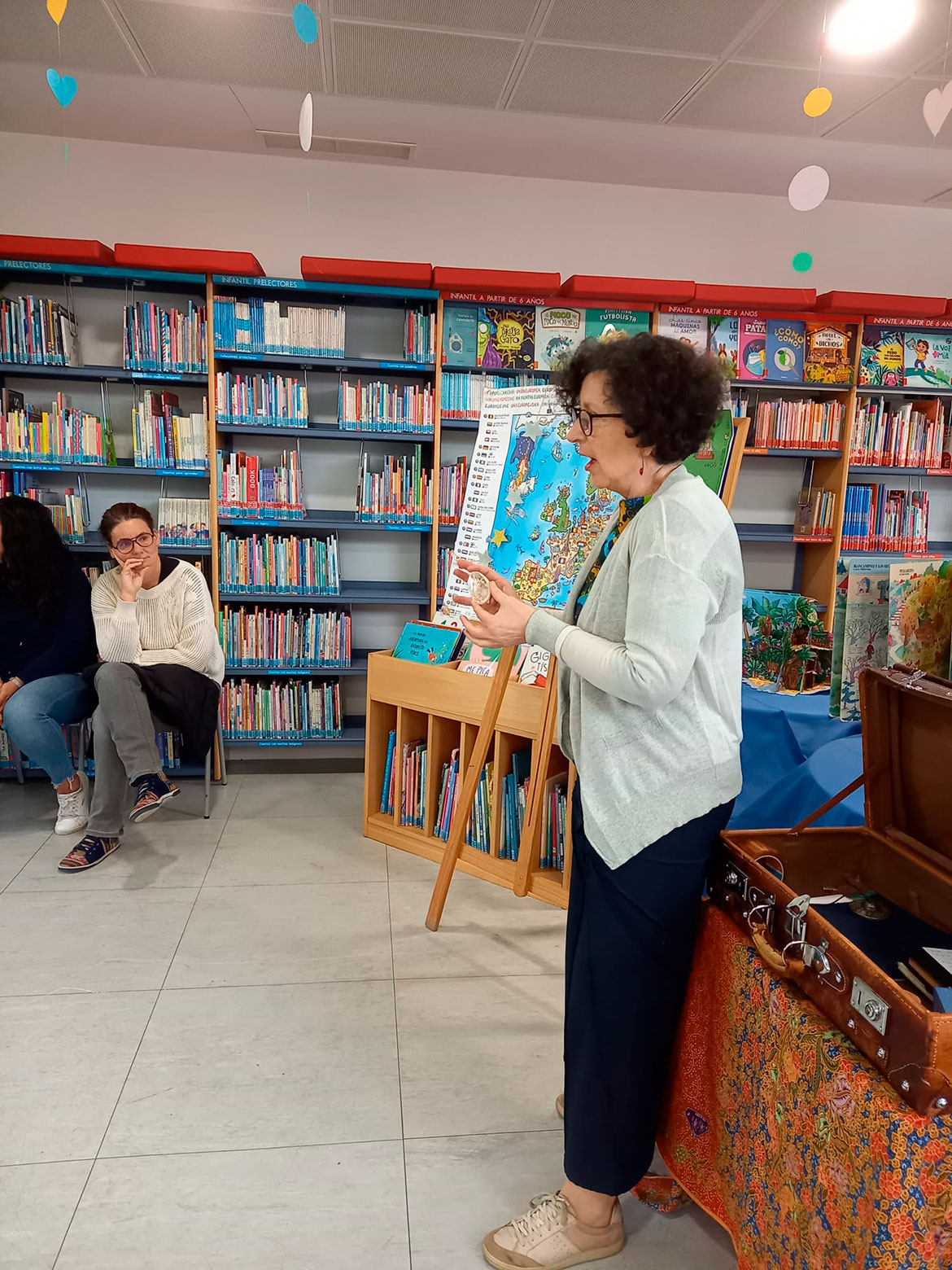 Mujer contando un cuento en una biblioteca