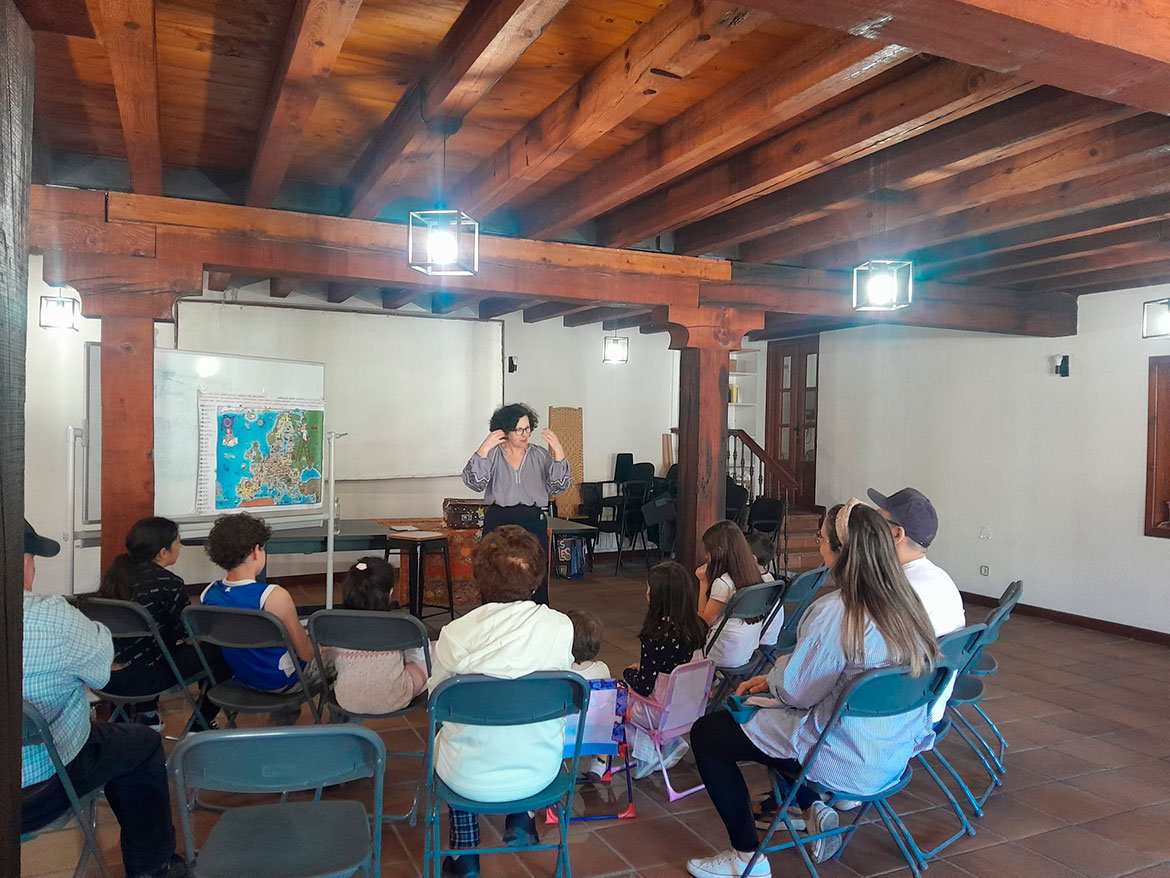 Mujer contando un cuento a unos niños sentados en una biblioteca