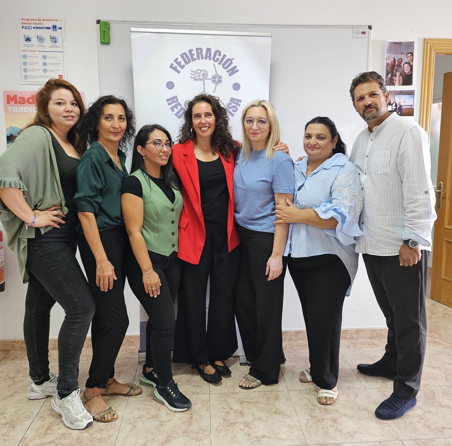 Servicio de Mediación en salud publica con la comunidad gitana siete personas de pie en un espacio de atencion del servicio de mediación en salud pública con la comunidad gitana