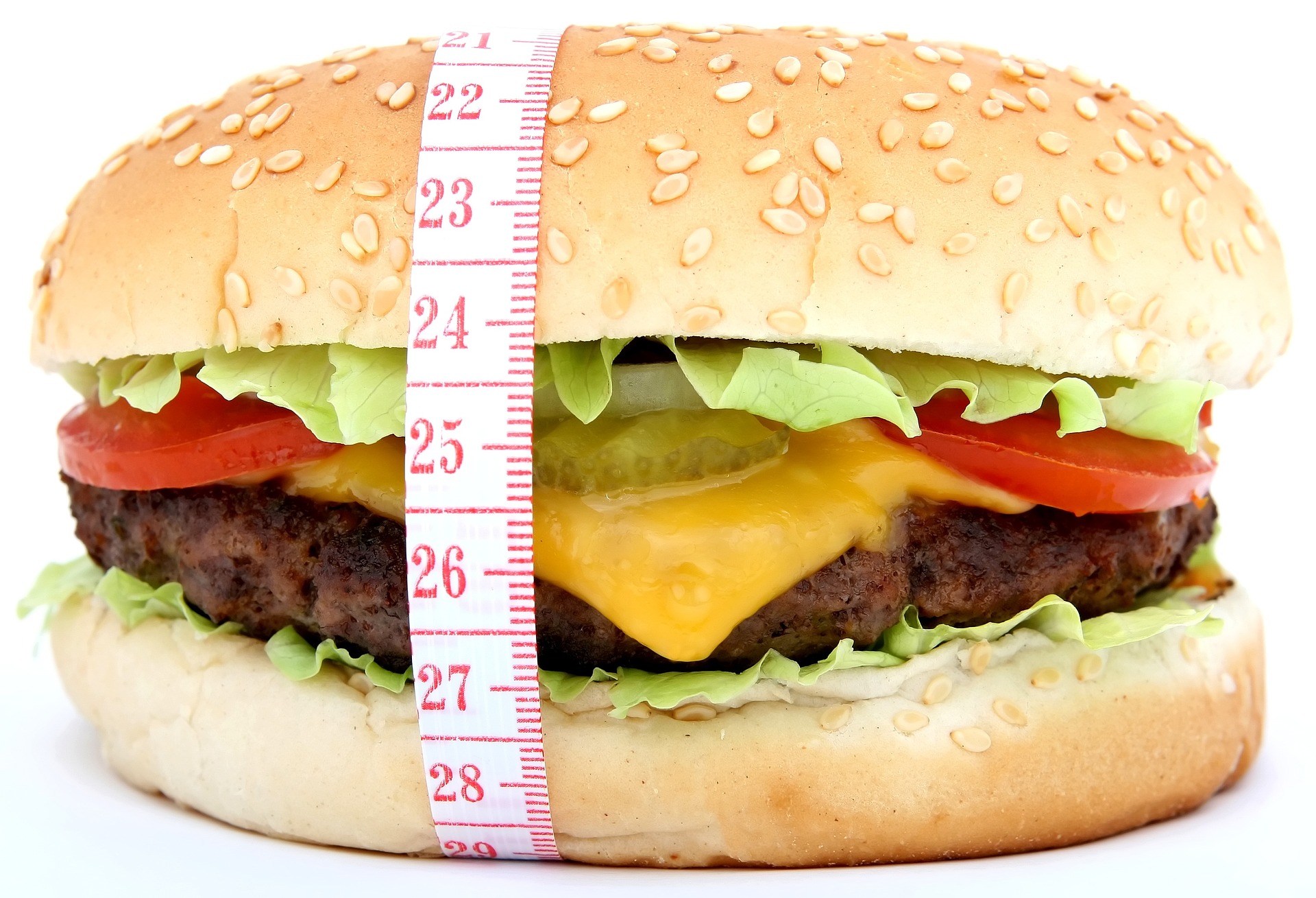 Hamburguesa rodeada por un metro