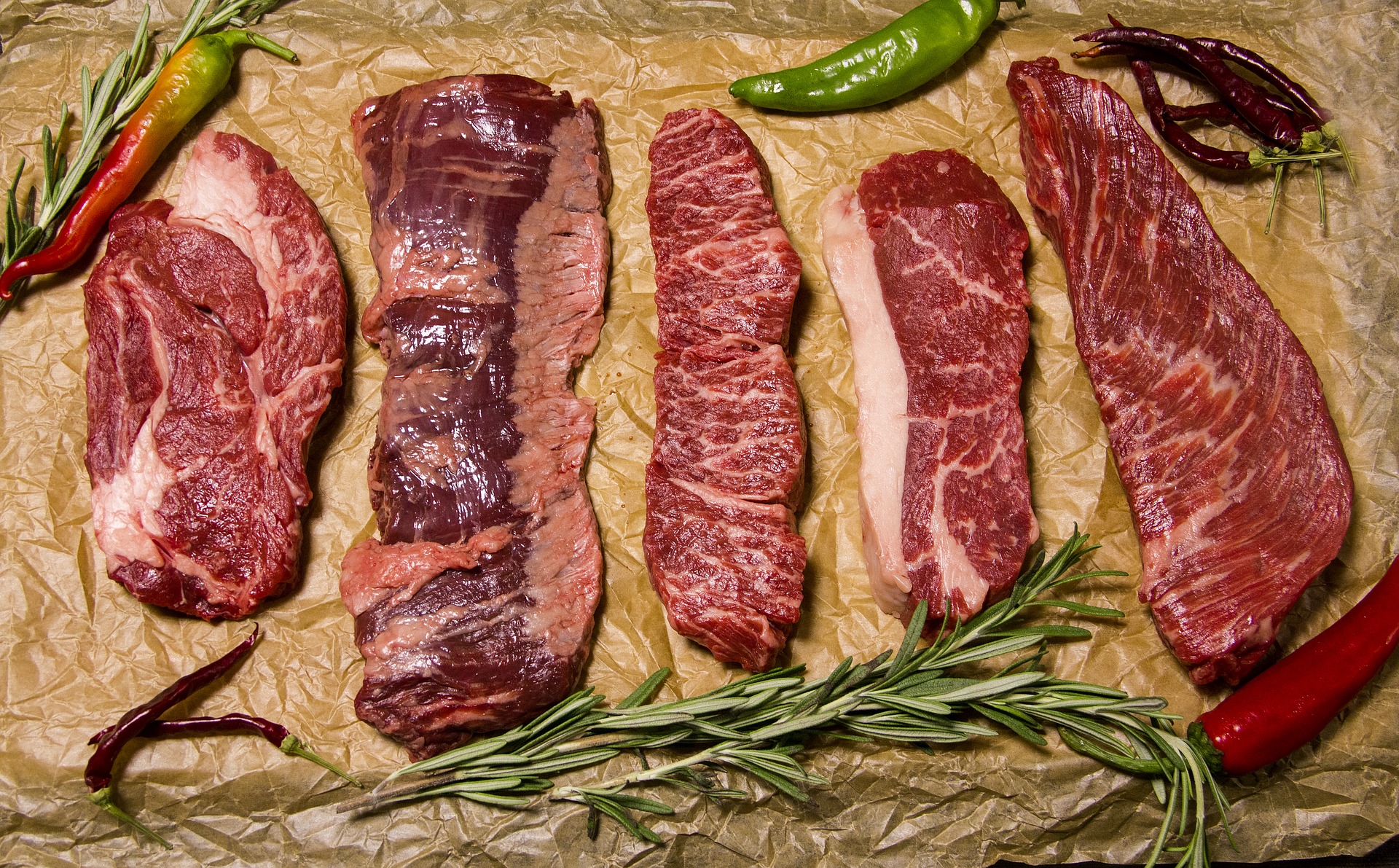 Filetes de varias carnes crudas