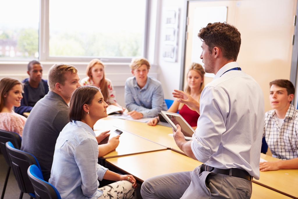 alumnos adolescentes con profesor en clase