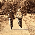 Dos mujeres en bicicleta por el campo