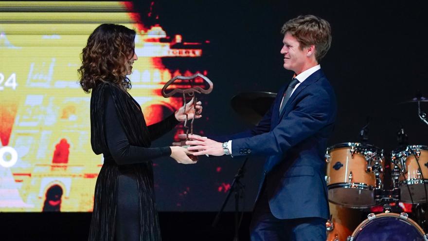 La presidenta vestida de negro en la gala