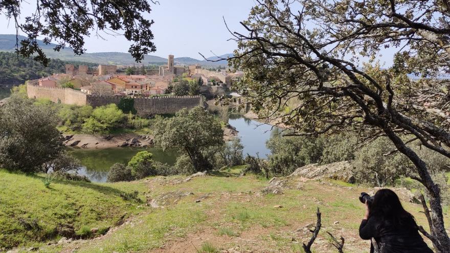 Una foto de Beatriz González en la que se ve una fotográfa haciendo una foto de un pueblo pequeño amurallado