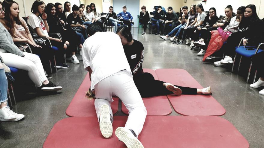 Alumnos de 4º de la ESO aprenden técnicas de Reanimación Cardiopulmonar (RCP)