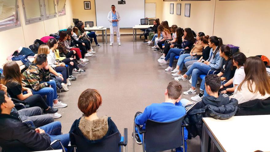 Alumnos de 4º de la ESO asisten a un curso de Reanimación Cardiopulmonar (RCP)