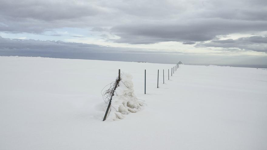 Restos de una valla en un paisaje nevado