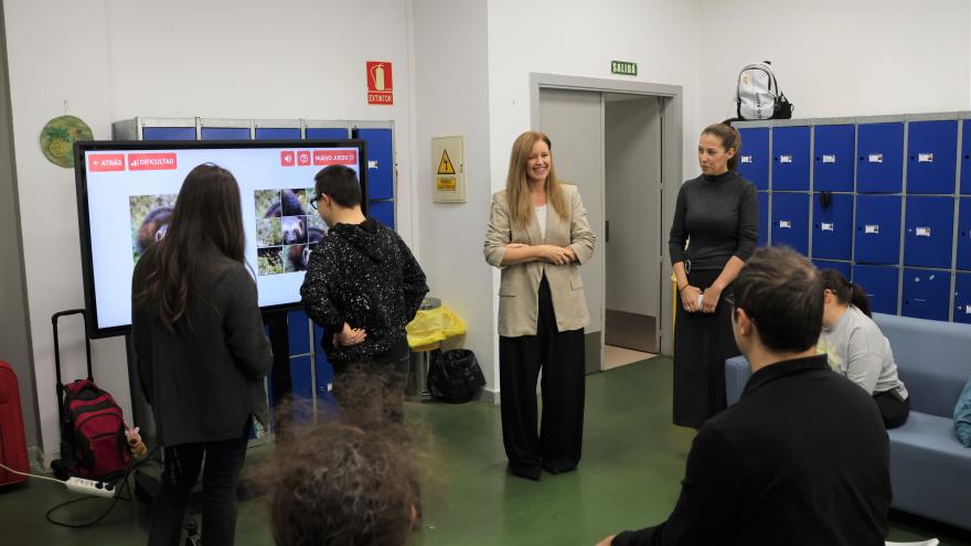 La Comunidad de Madrid impartirá en sus centros públicos programas para disminuir la brecha digital de personas con discapacidad intelectual La consejera Dávila