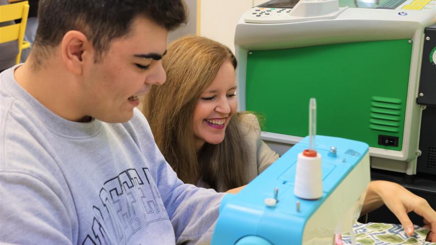 La Comunidad de Madrid impartirá en sus centros públicos programas para disminuir la brecha digital de personas con discapacidad intelectual La consejera Dávila