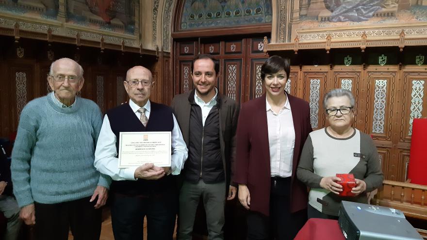 Personas en acto entrega de premios