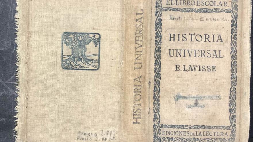 imagen de un libro durante su restauración