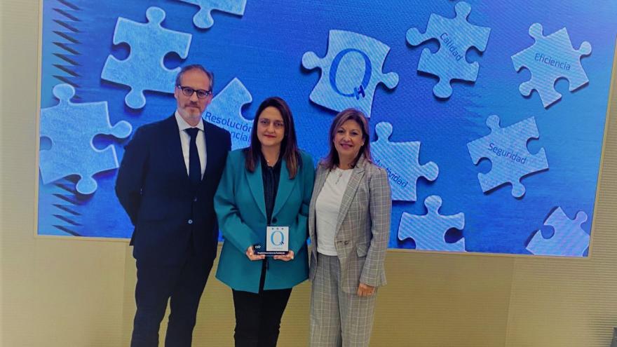 Dos mujeres y un hombre recogen un premio
