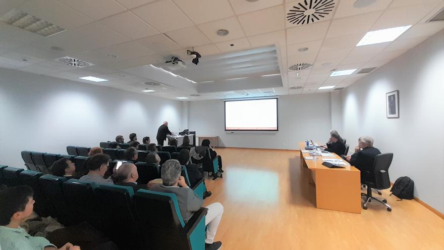 Dr Rodríguez Caravaca defendiendo su proyecto docente ante el tribunal