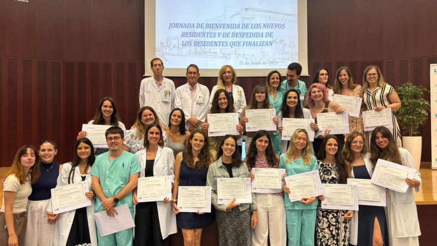 Acto de bienvenida y despedida de residentes Personal sanitario con diploma en las manos