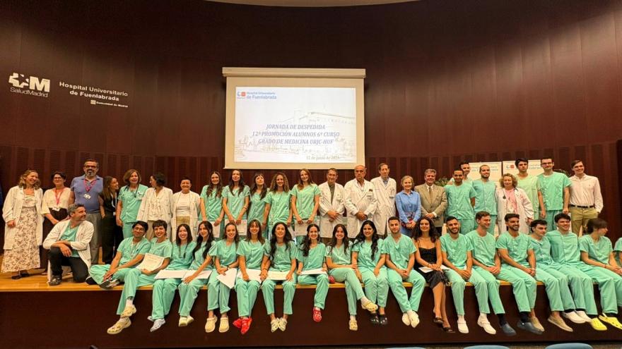 Acto de bienvenida y despedida de residentes Sanitarios vestidos con uniforme en un escenario