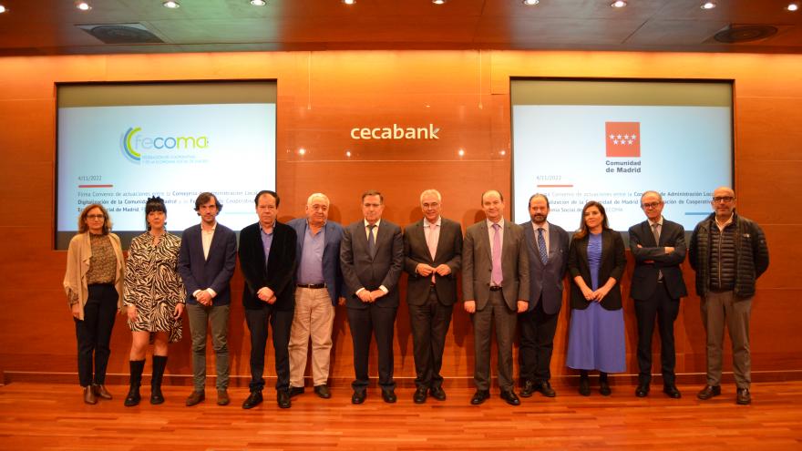 El consejero con representantes de las cooperativas